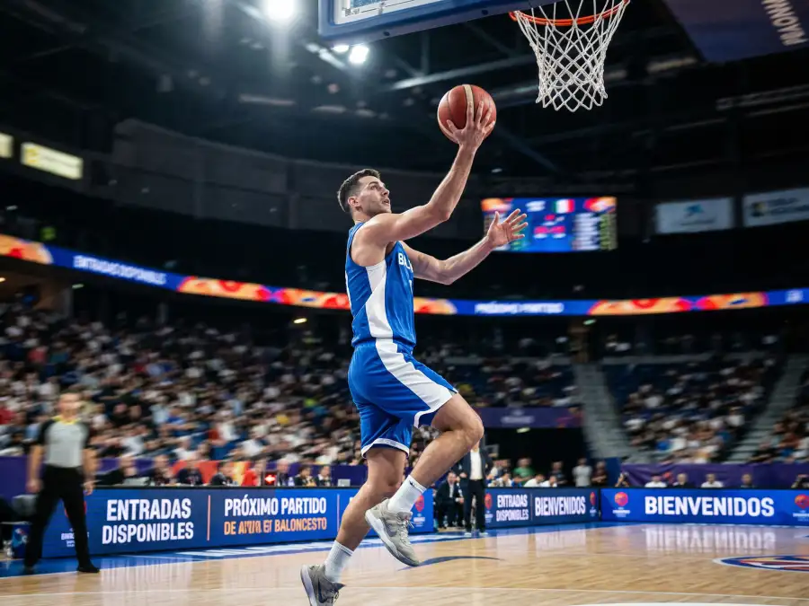 Jugador de baloncesto NBA lanzando a canasta